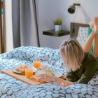 Ontbijt op bed: voordelen en nadelen van ontbijten op bed