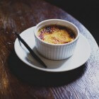 Crème brûlée maken met een crème brûlée-brander