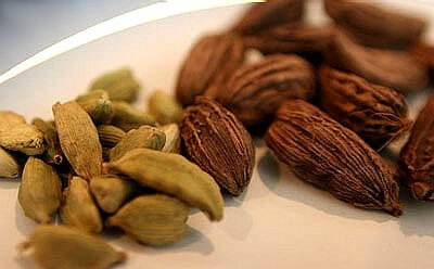 Green and Black Cardamom / Source: Autopilot (edited), Wikimedia Commons (CC BY-SA-3.0)
