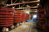Supergrote houten vaten in een moderne Nuoc Mam fabriek / Bron: Stefan, Wikimedia Commons (CC BY-2.0)