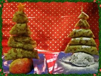 Een hartige en een zoete pannenkoek in de vorm van een kerstboom. 