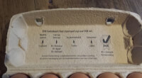 De betekenis van de code op het ei staat hier in de binnenkant van de eierdoos