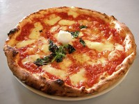 Pizza Margherita / Bron: Valerio Capello at English Wikipedia, Wikimedia Commons (CC BY-SA-3.0)