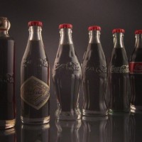 De verschillende flesjes gebruikt door Coca Cola vanaf 1899 tot op heden. / Bron: Melissa A. N. (Model), Flickr (CC BY-2.0)