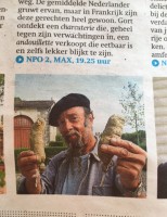 Ilja Gort in de krant met andouillettes in de hand / Bron: Friesch Dagblad
