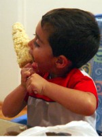 Mexicaans jongetje eet een elote. / Bron: Cuauhtemoc F Ramirez A, Wikimedia Commons (CC BY-SA-2.5)