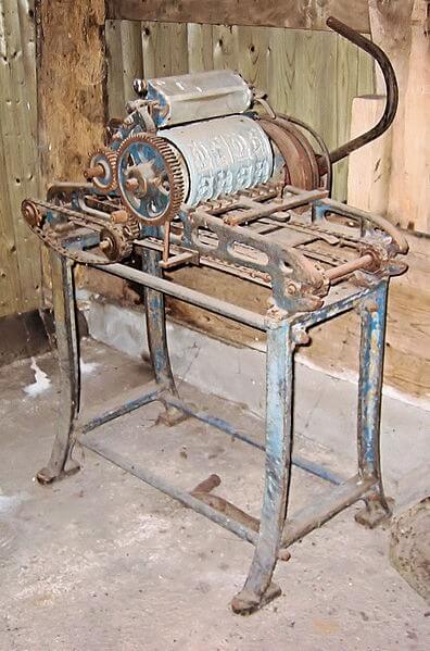 Speculaas machine / Source: Rasbak, Wikimedia Commons (CC BY-SA-3.0)