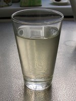 Een glas venkelwater is lichtgroen van kleur / Bron: Eigen foto