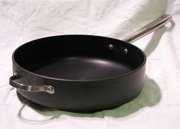 An anodized aluminum pan / Source: FiveRings, Wikimedia Commons (Public domain)
